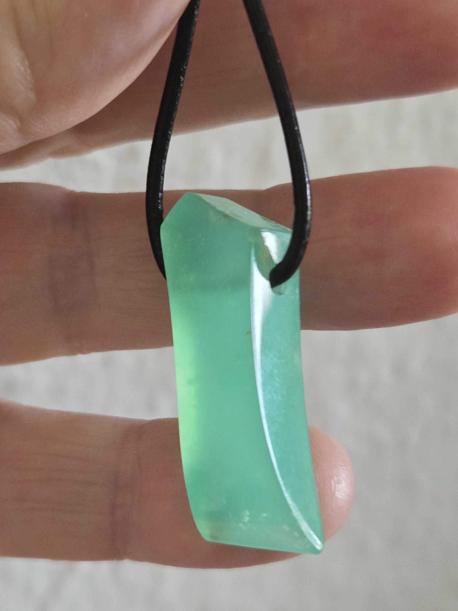 Außergewöhnlicher Chrysopras Anhänger, 34 x 14 x 8 mm, gebohrt, an verstellbarem Lederband, von uns fein mit Liebe geschliffen.