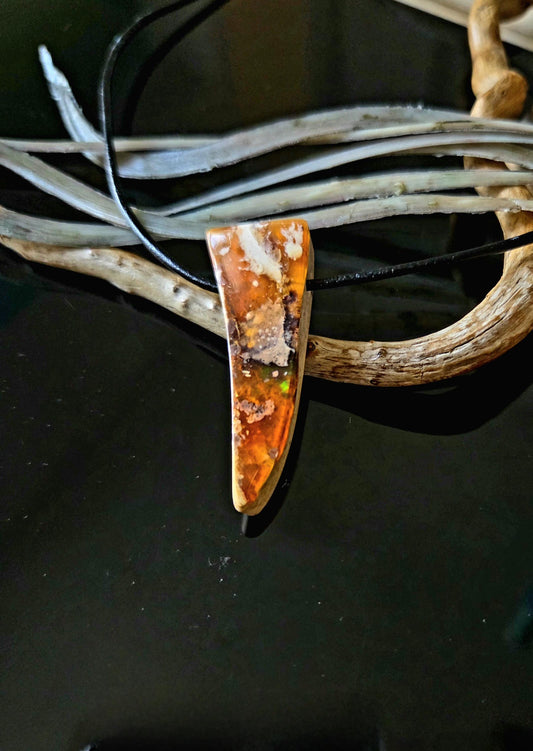 Extravaganter toller mexikanischer Feueropal Anhänger, 42 x 12 x 9 mm, gebohrt, an verstellbarem Lederband