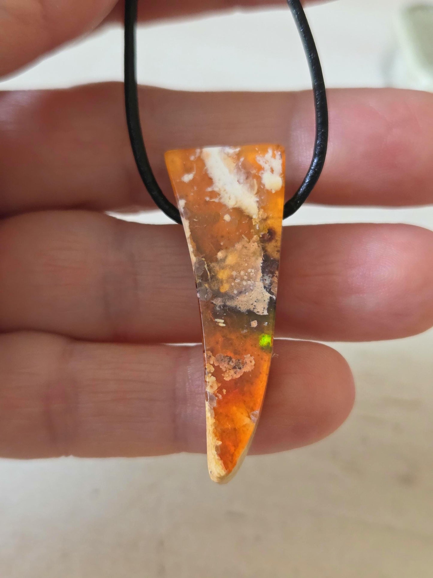 Extravaganter toller mexikanischer Feueropal Anhänger, 42 x 12 x 9 mm, gebohrt, an verstellbarem Lederband