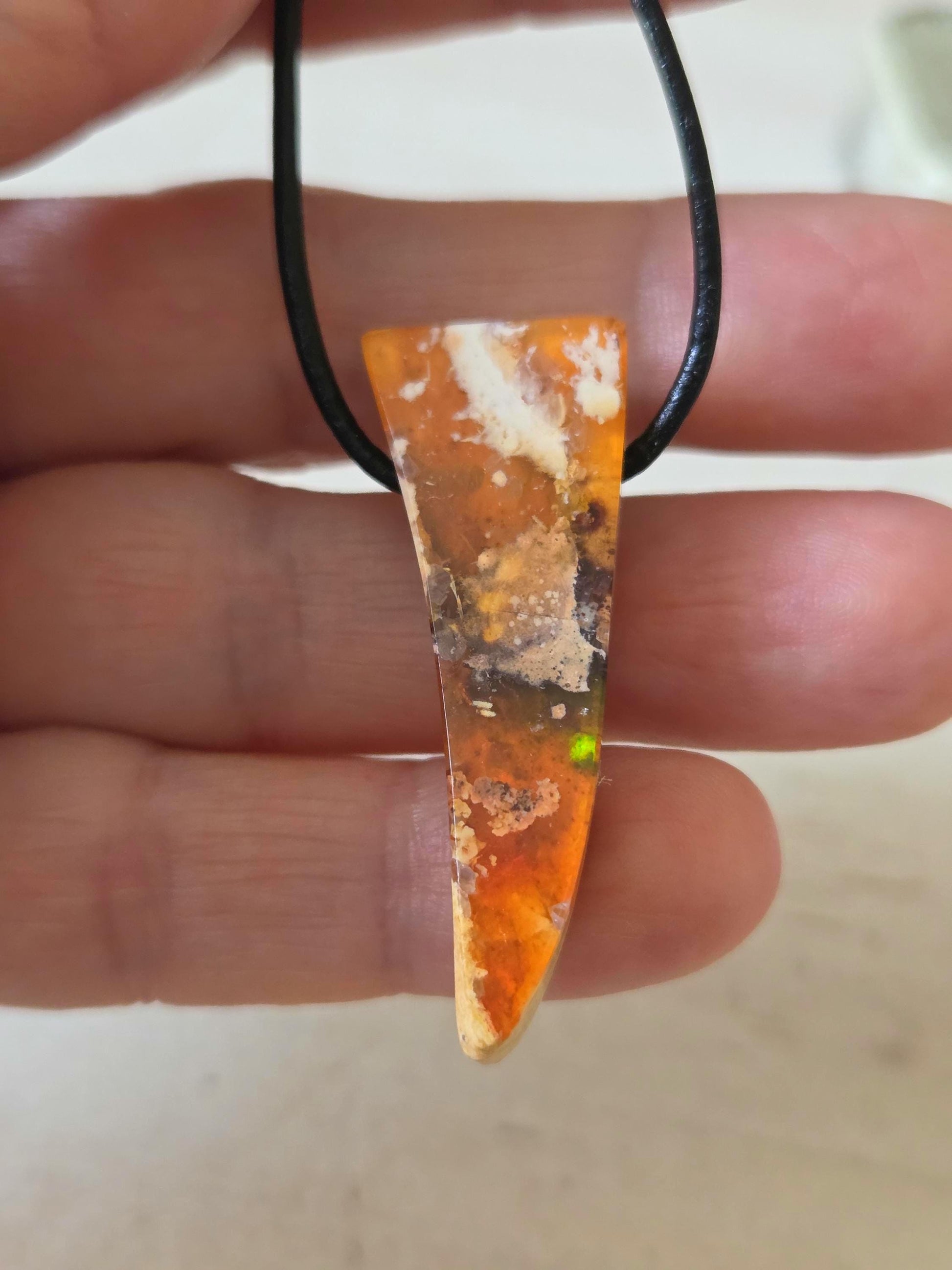 Extravaganter toller mexikanischer Feueropal Anhänger, 42 x 12 x 9 mm, gebohrt, an verstellbarem Lederband