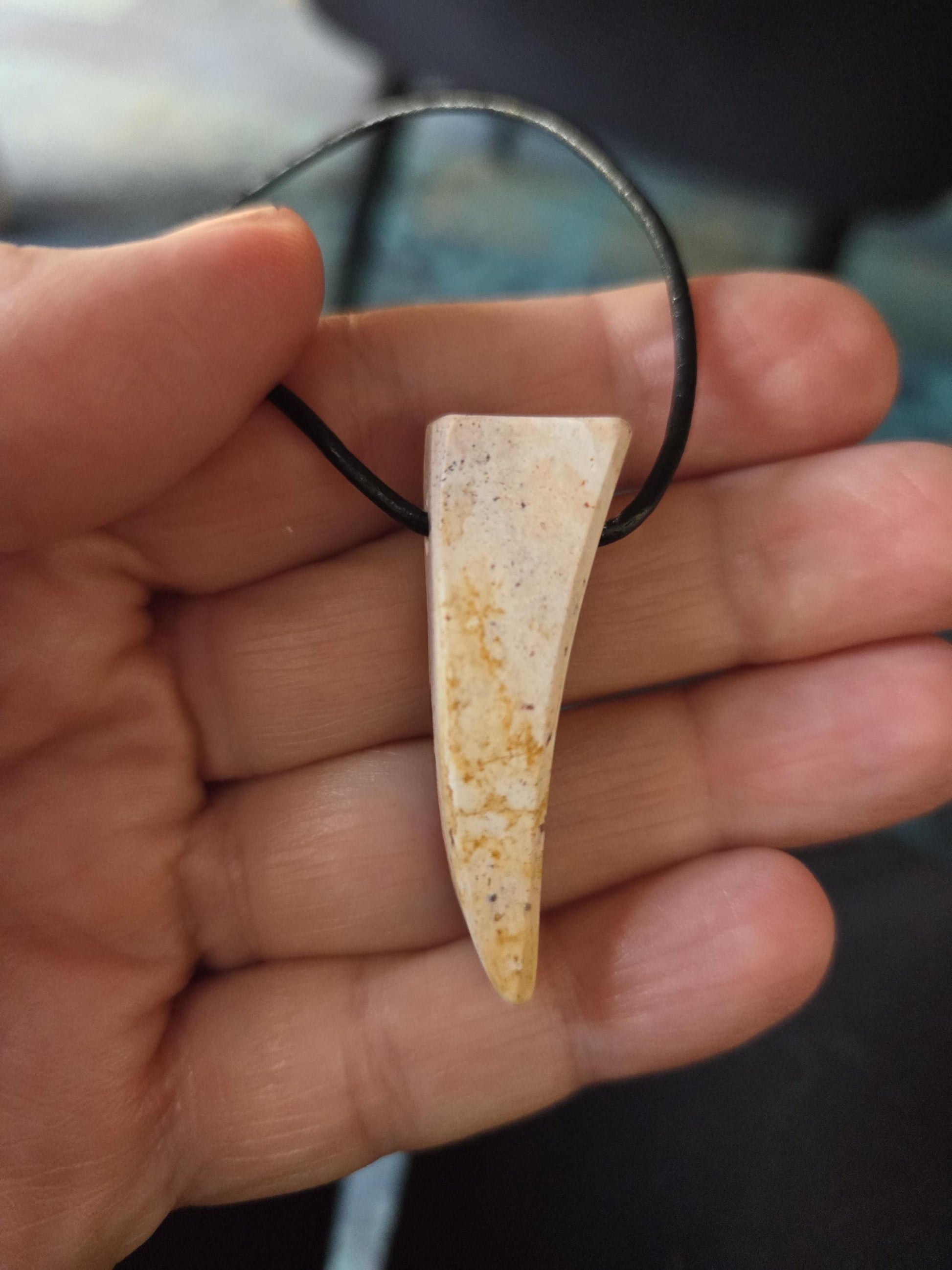 Extravaganter toller mexikanischer Feueropal Anhänger, 42 x 12 x 9 mm, gebohrt, an verstellbarem Lederband
