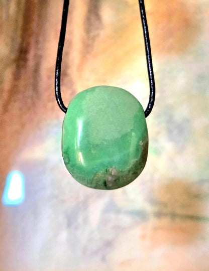 Seltener Variscit, Variscite, Variszit Anhänger, 29 x 23 x 9 mm, gebohrt, an verstellbarem Lederband