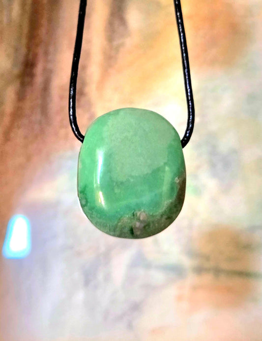 Seltener Variscit, Variscite, Variszit Anhänger, 29 x 23 x 9 mm, gebohrt, an verstellbarem Lederband