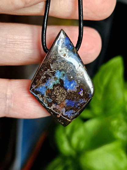 Boulder Opal, Boulderopal Anhänger, "Drachen Tanz", 35 x 23 x 9 mm, gebohrt, an verstellbarem Lederband