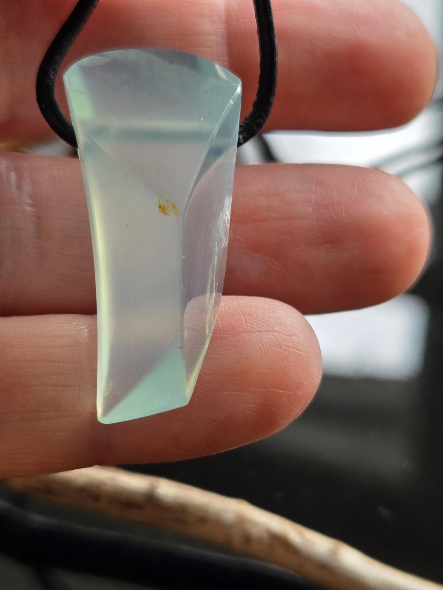 Seltener Andenopal blau Chrysopal blau Anhänger, 36 x 16 x 15 mm, gebohrt, an verstellbarem Lederband,blue Andean opal pendant peru