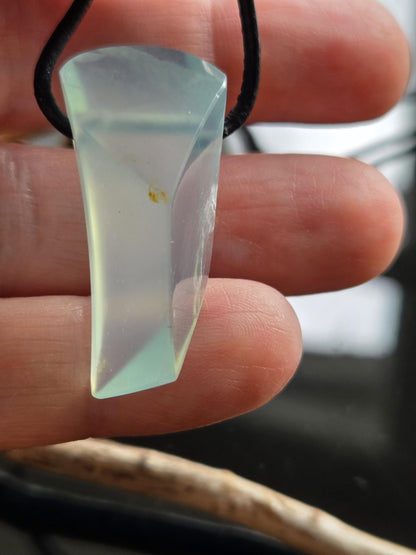 Seltener Andenopal blau Chrysopal blau Anhänger, 36 x 16 x 15 mm, gebohrt, an verstellbarem Lederband,blue Andean opal pendant peru