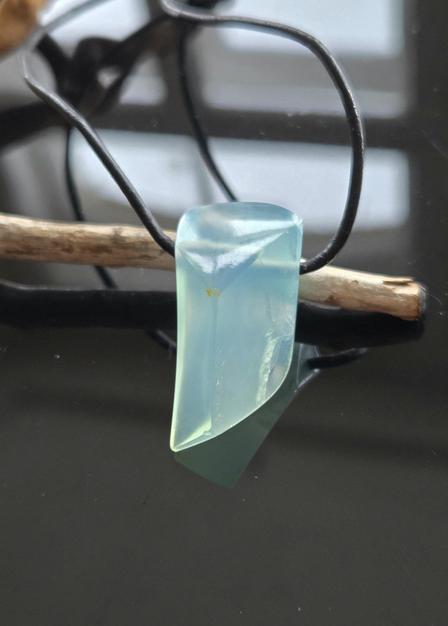 Seltener Andenopal blau Chrysopal blau Anhänger, 36 x 16 x 15 mm, gebohrt, an verstellbarem Lederband,blue Andean opal pendant peru