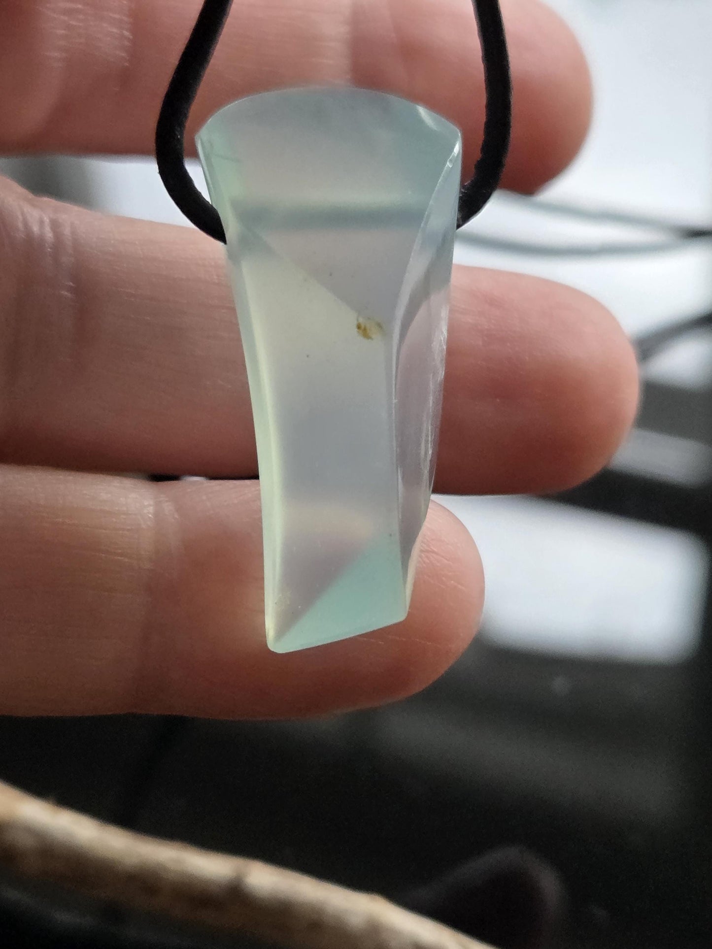 Seltener Andenopal blau Chrysopal blau Anhänger, 36 x 16 x 15 mm, gebohrt, an verstellbarem Lederband,blue Andean opal pendant peru