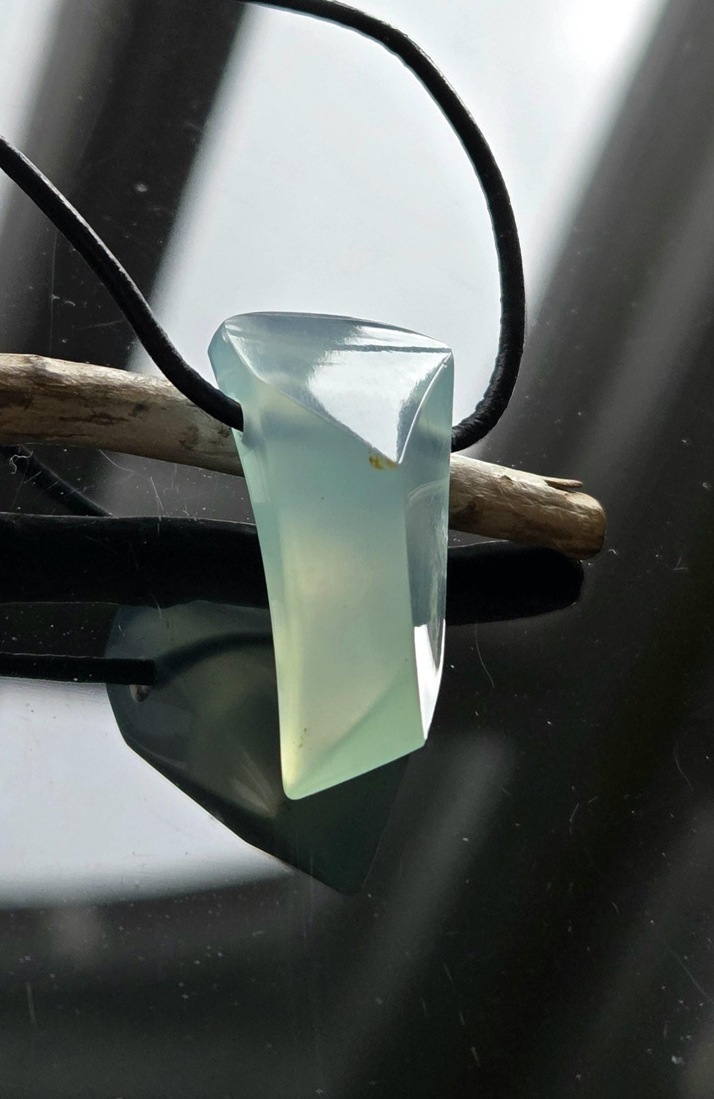 Seltener Andenopal blau Chrysopal blau Anhänger, 36 x 16 x 15 mm, gebohrt, an verstellbarem Lederband,blue Andean opal pendant peru