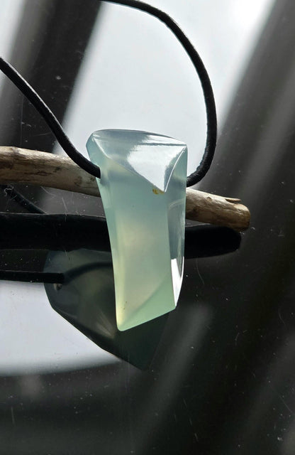 Seltener Andenopal blau Chrysopal blau Anhänger, 36 x 16 x 15 mm, gebohrt, an verstellbarem Lederband,blue Andean opal pendant peru