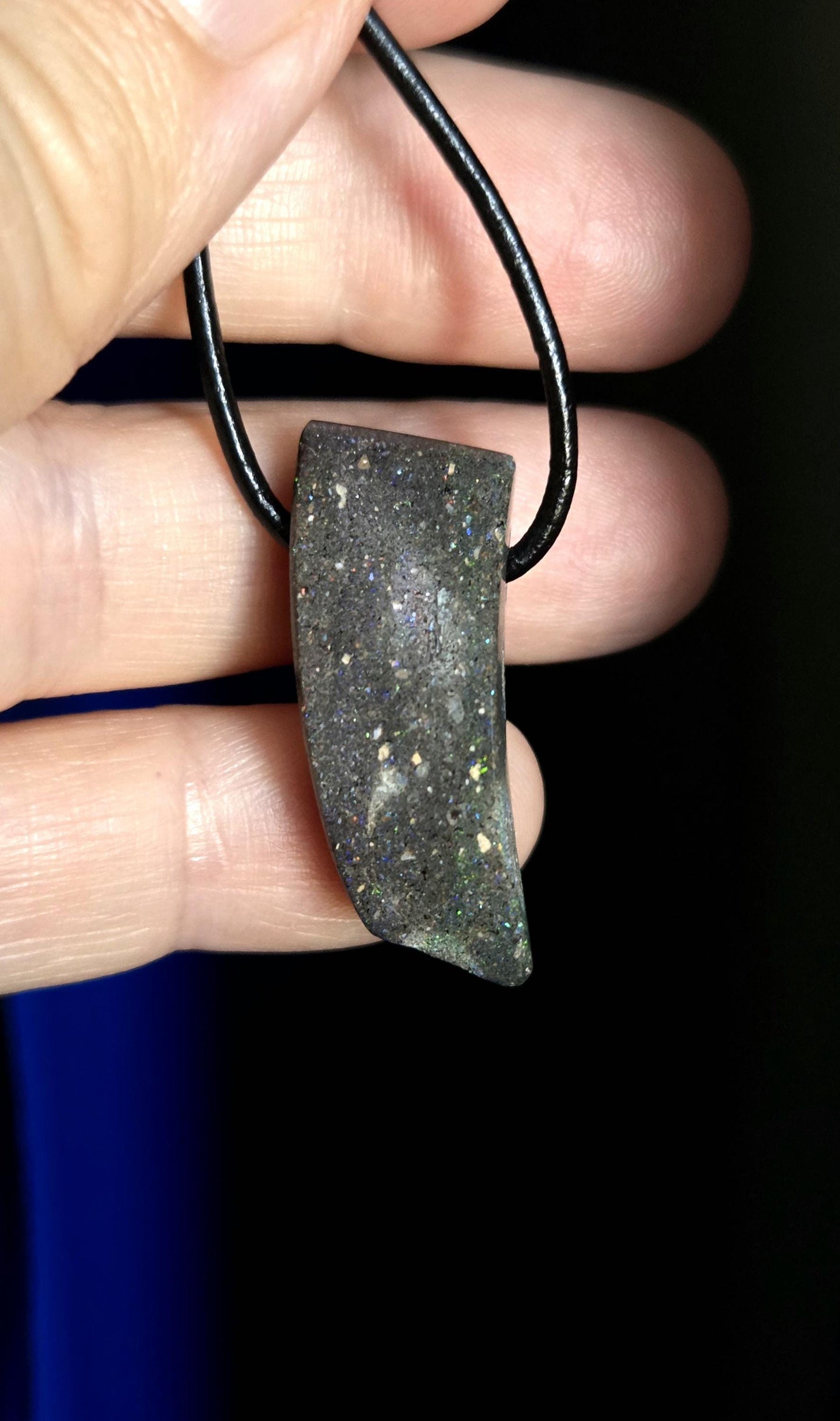 Honduras Schwarzopal, schwarzer Opal, Anhänger, 30 x 12 x 10 mm, gebohrt, an verstellbarem Lederband