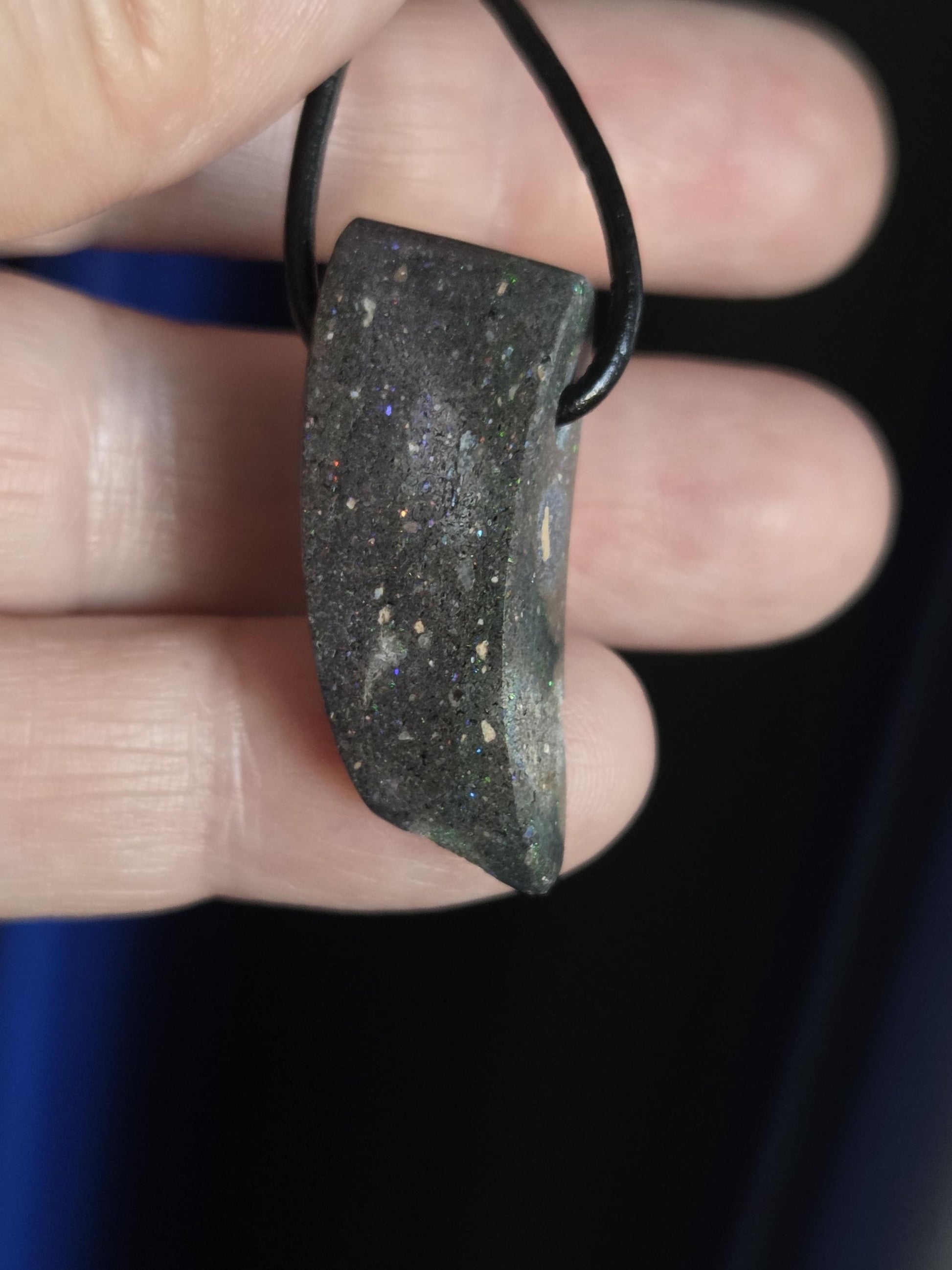 Honduras Schwarzopal, schwarzer Opal, Anhänger, 30 x 12 x 10 mm, gebohrt, an verstellbarem Lederband