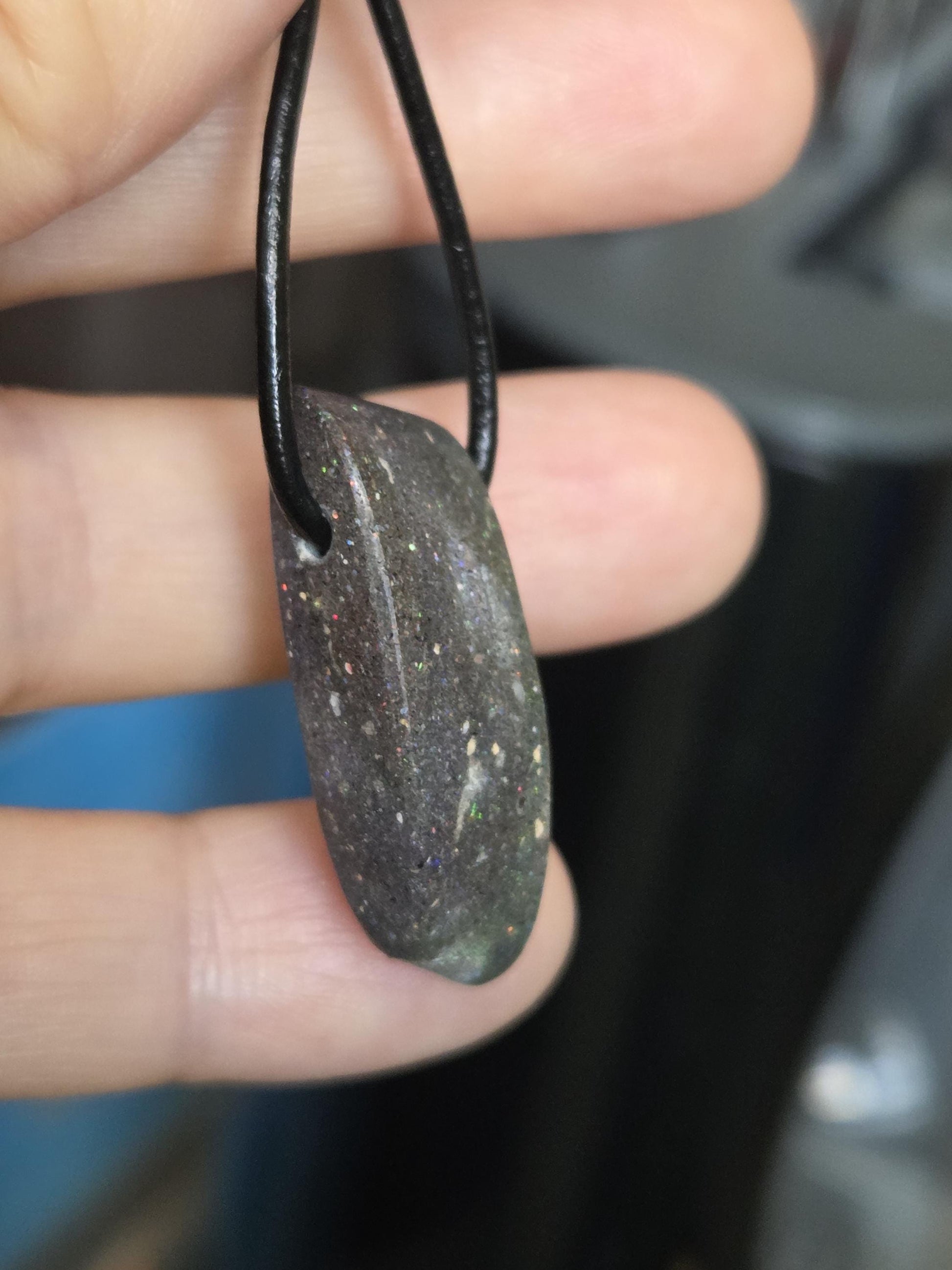 Honduras Schwarzopal, schwarzer Opal, Anhänger, 30 x 12 x 10 mm, gebohrt, an verstellbarem Lederband