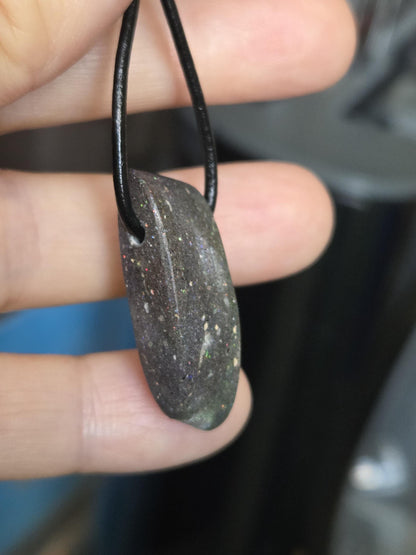 Honduras Schwarzopal, schwarzer Opal, Anhänger, 30 x 12 x 10 mm, gebohrt, an verstellbarem Lederband