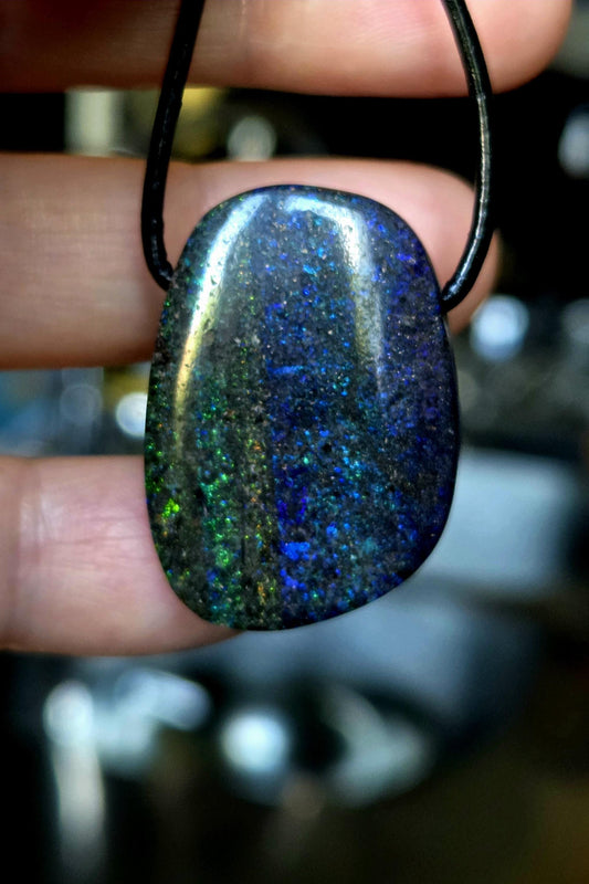 Grosser prächtiger Andamooka Boulder Opal Anhänger, Andamooka Schwarz Opal, 32 x 23 x 8 mm, gebohrt, an verstellbarem Lederband