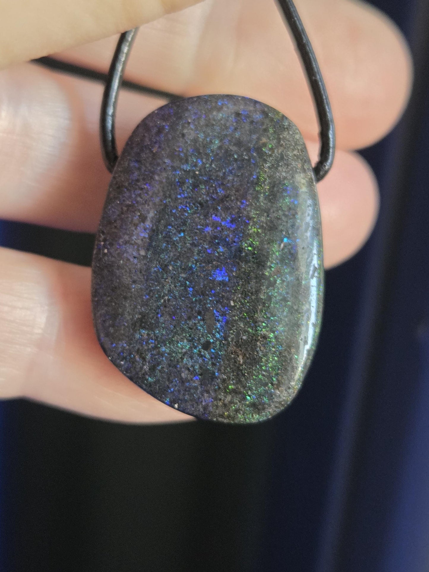 Grosser prächtiger Andamooka Boulder Opal Anhänger, Andamooka Schwarz Opal, 32 x 23 x 8 mm, gebohrt, an verstellbarem Lederband