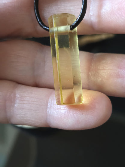 Seltener AAA Goldberyll Gold Beryll gelb Heliodor Kristall Stäbchen, Anhänger, 31 x 9 x 9 mm, gebohrt, an verstellbarem Lederband