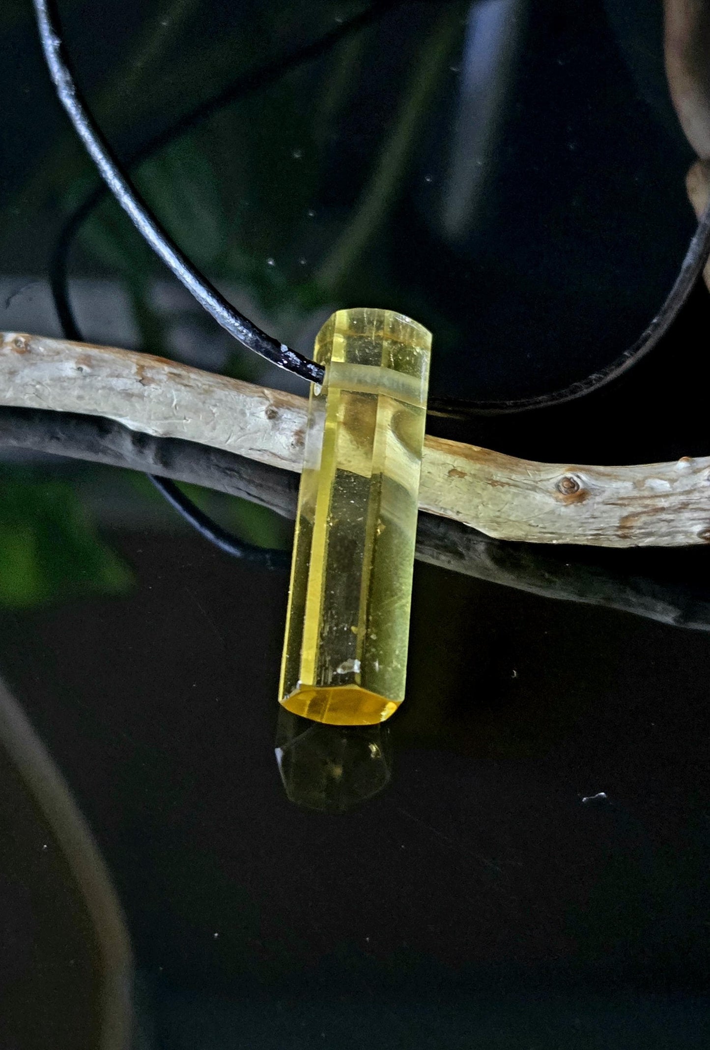 Seltener AAA Goldberyll Gold Beryll gelb Heliodor Kristall Stäbchen, Anhänger, 31 x 9 x 9 mm, gebohrt, an verstellbarem Lederband