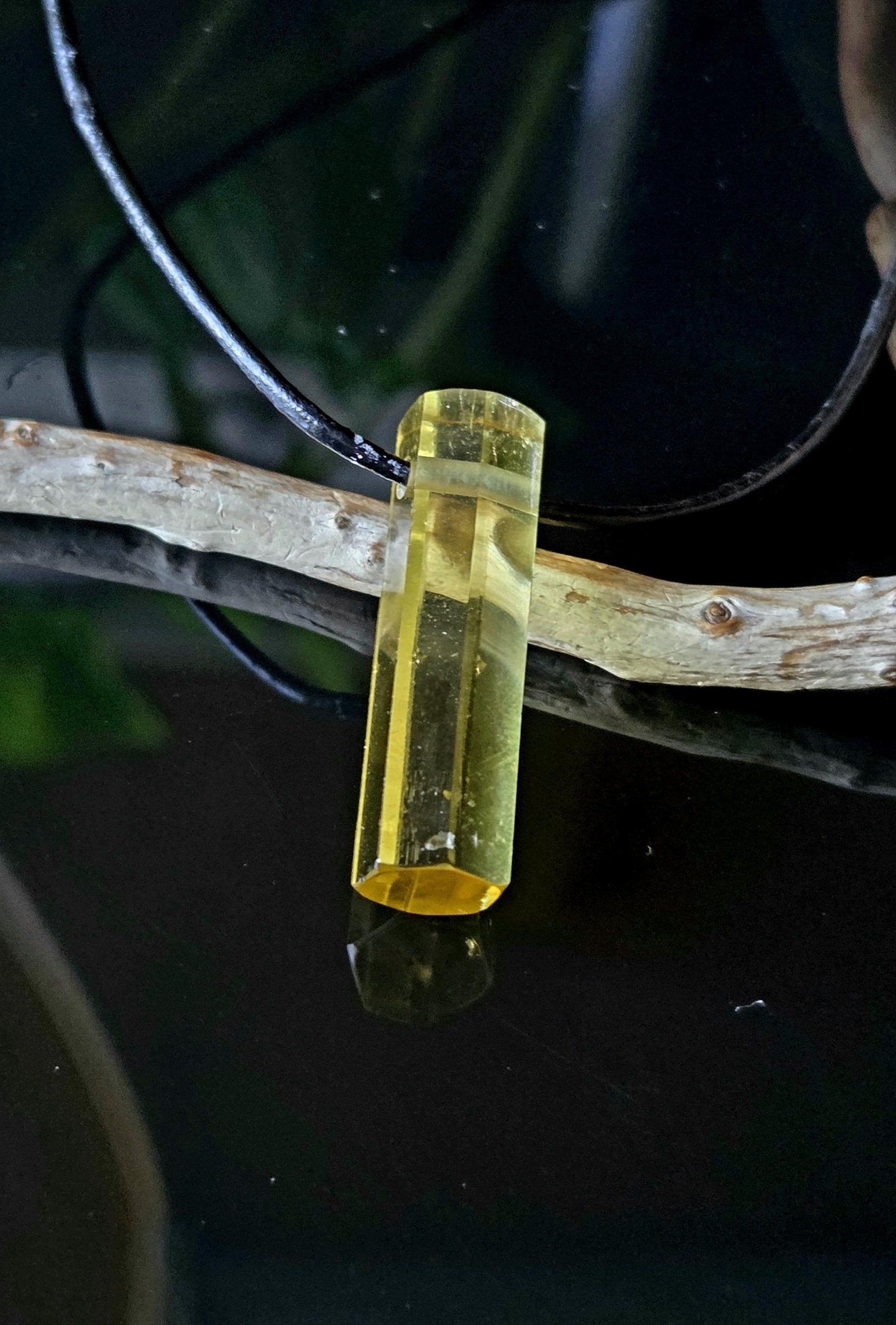 Seltener AAA Goldberyll Gold Beryll gelb Heliodor Kristall Stäbchen, Anhänger, 31 x 9 x 9 mm, gebohrt, an verstellbarem Lederband
