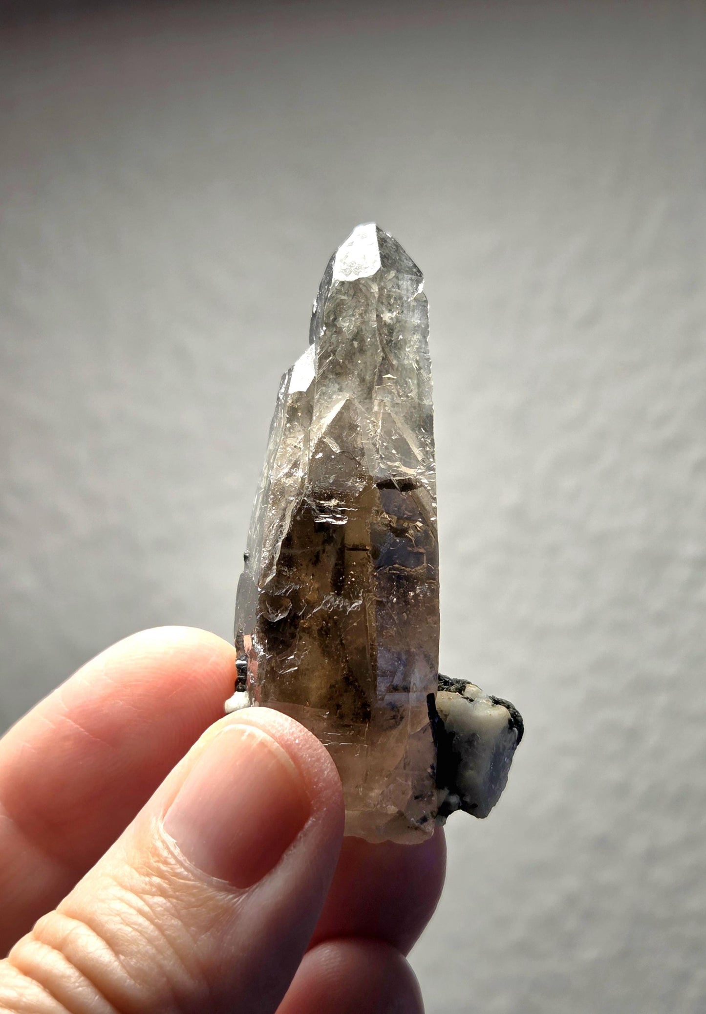 Rauchquarz Phantomquarz Kristall mit schwarzem Turmalin Rutil auf Quarz, Sammlerstein, Namibia