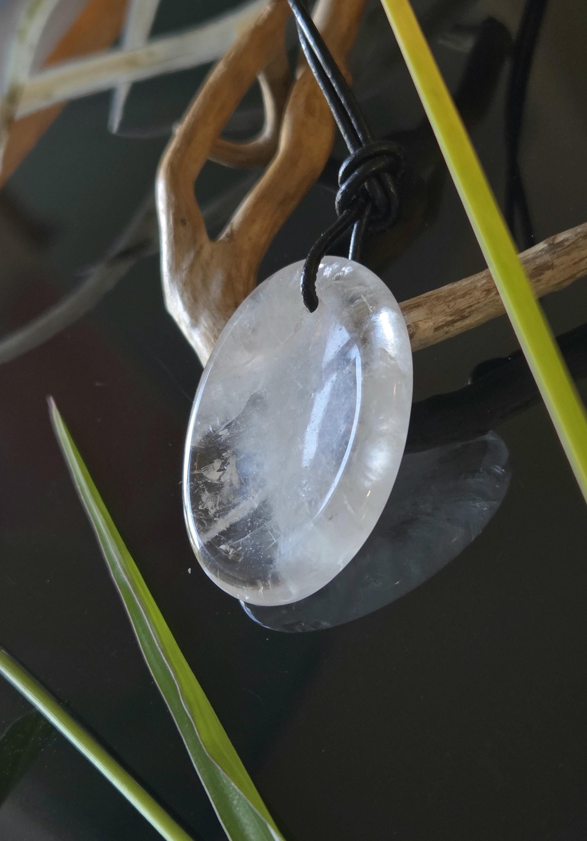 Bergkristall Fadenquarz Quarz Anhänger, "worry stone förmig", 40 x 30 x 6 mm, gebohrt, am Lederband