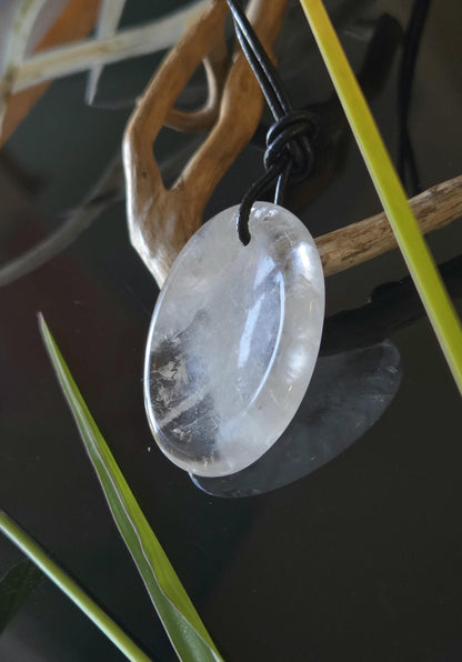 Bergkristall Fadenquarz Quarz Anhänger, "worry stone förmig", 40 x 30 x 6 mm, gebohrt, am Lederband