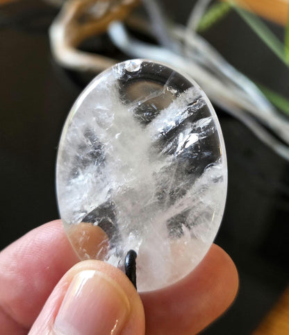 Bergkristall Fadenquarz Quarz Anhänger, "worry stone förmig", 40 x 30 x 6 mm, gebohrt, am Lederband