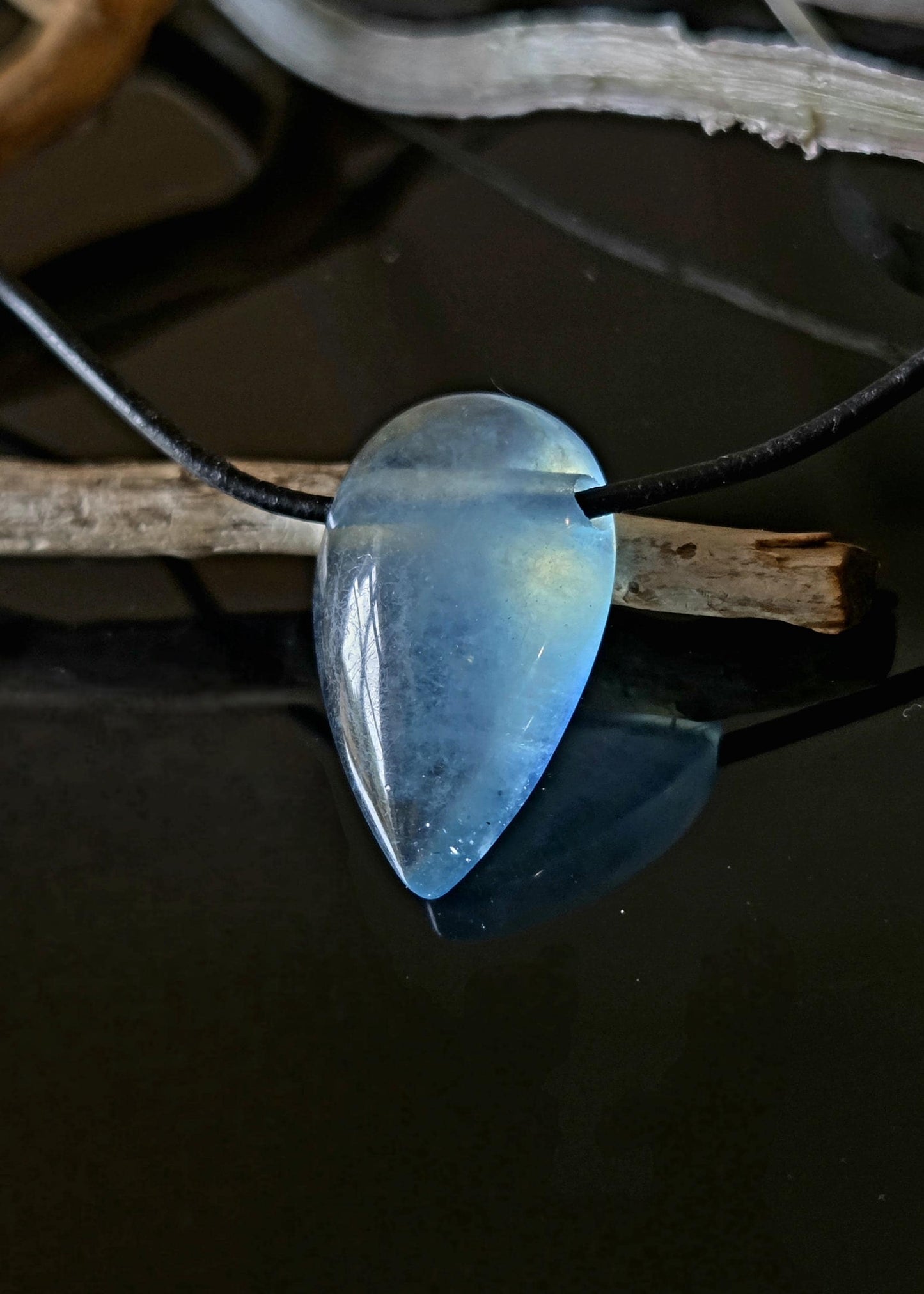 Kleiner feiner Aquamarin Anhänger tropfenförmig, 28 x 18 x 9 mm, gebohrt, an verstellbarem Lederband