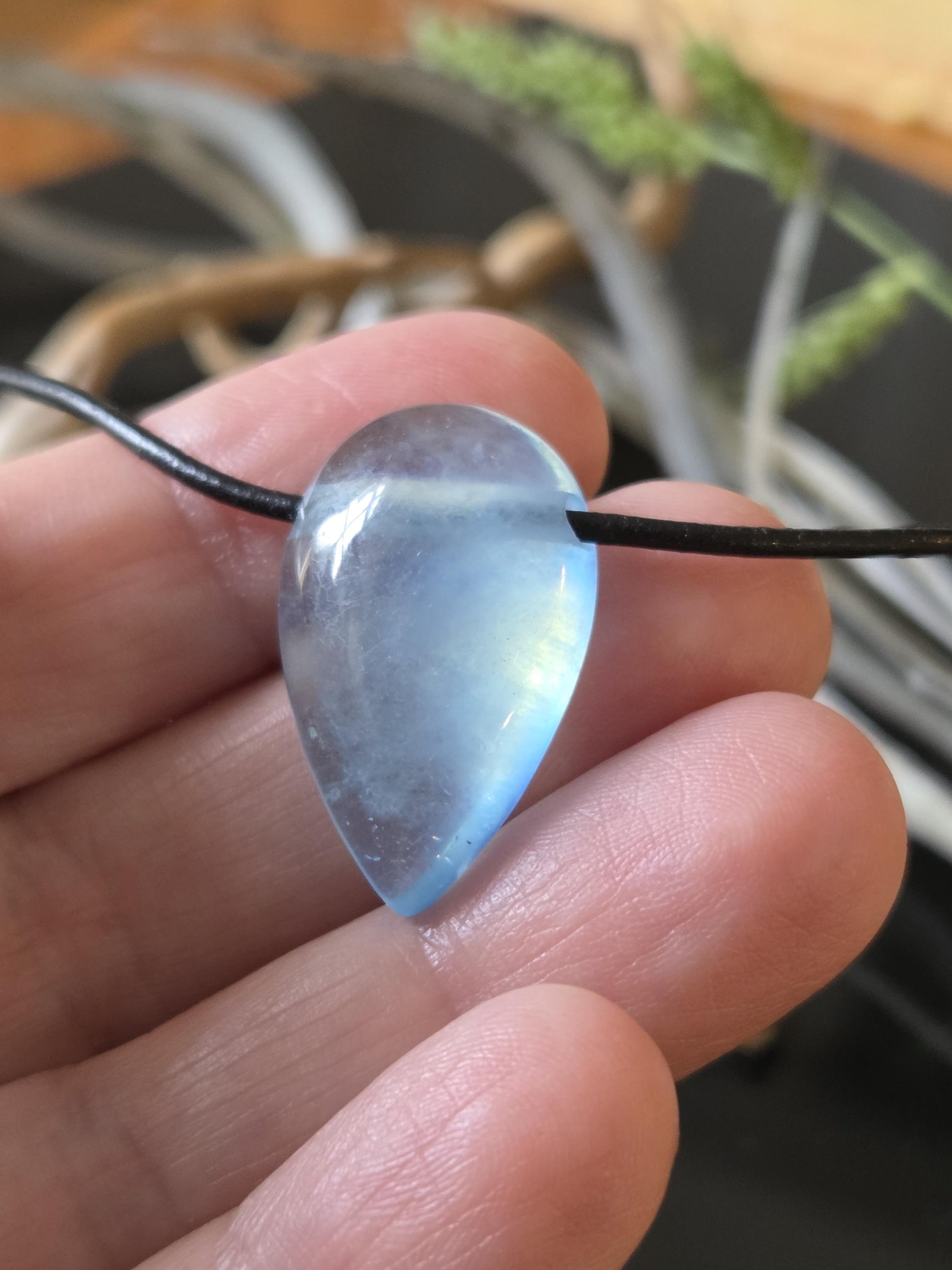 Kleiner feiner Aquamarin Anhänger tropfenförmig, 28 x 18 x 9 mm, gebohrt, an verstellbarem Lederband