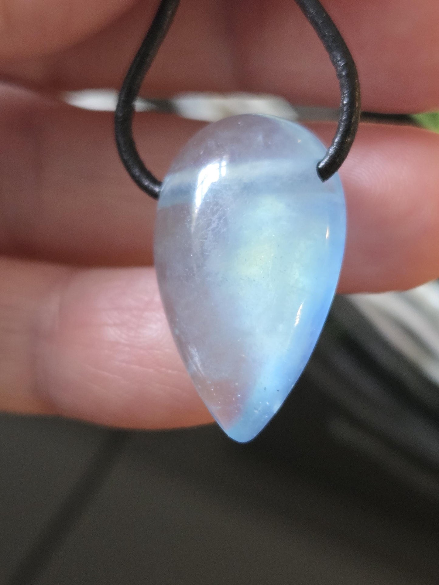 Kleiner feiner Aquamarin Anhänger tropfenförmig, 28 x 18 x 9 mm, gebohrt, an verstellbarem Lederband