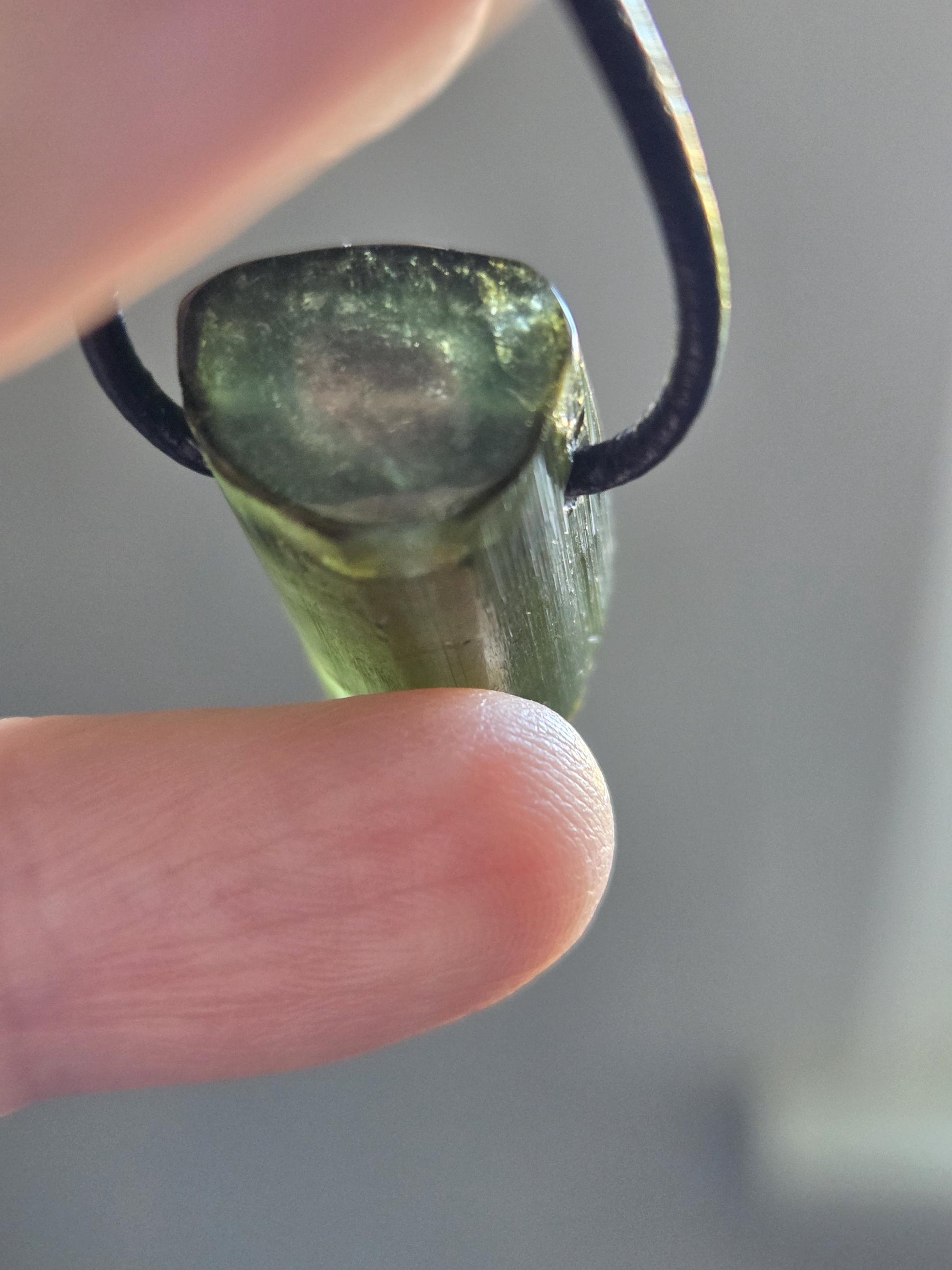 Grüner Turmalin Kristall Rohstein grün, Verdelith, mit zartem Wassermelonenkern Stäbchen, 27 x 15 x 14 mm, an verstellbarem Lederband