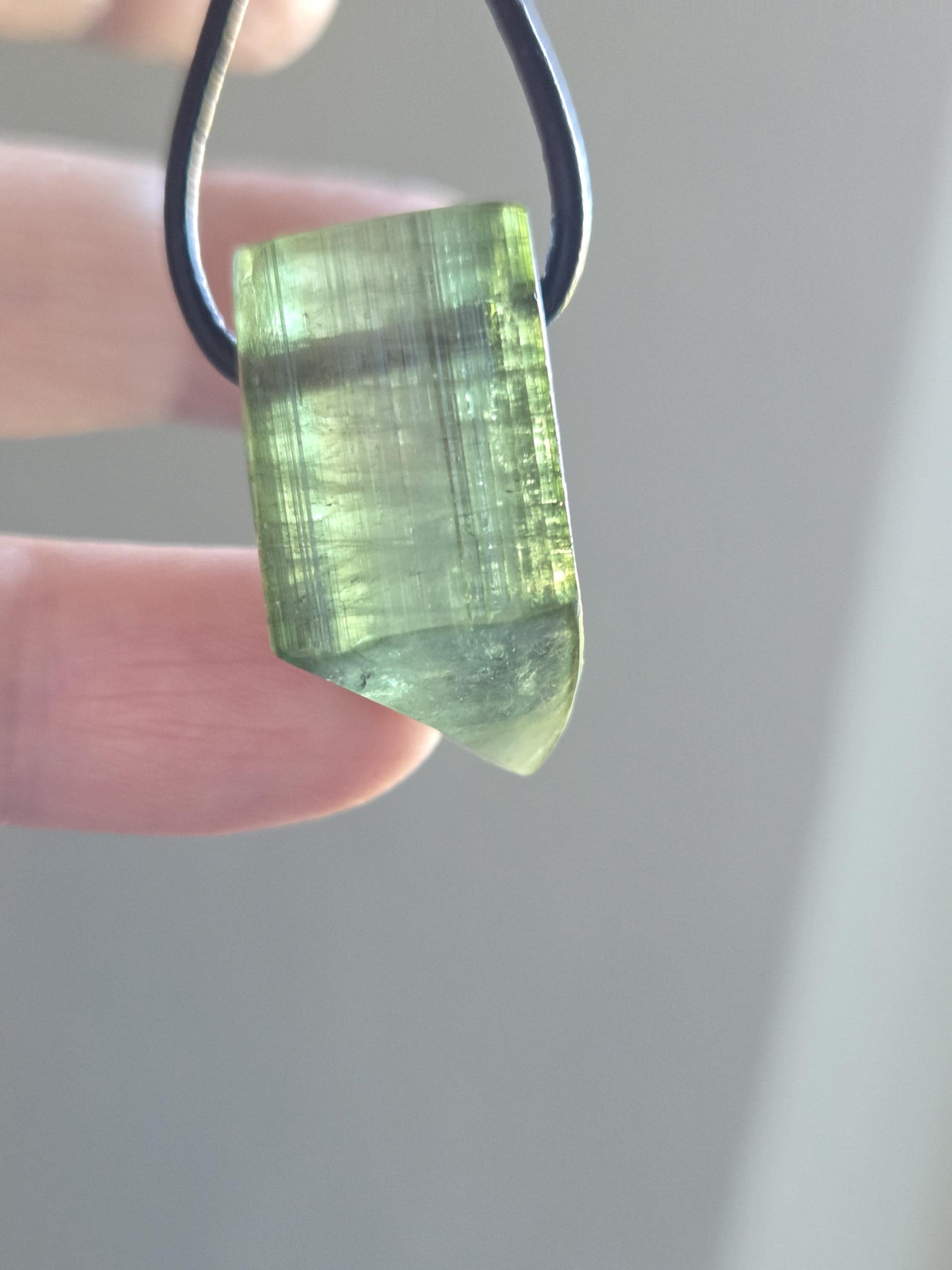 Grüner Turmalin Kristall Rohstein grün, Verdelith, mit zartem Wassermelonenkern Stäbchen, 27 x 15 x 14 mm, an verstellbarem Lederband