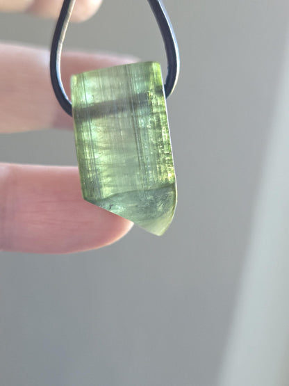 Grüner Turmalin Kristall Rohstein grün, Verdelith, mit zartem Wassermelonenkern Stäbchen, 27 x 15 x 14 mm, an verstellbarem Lederband