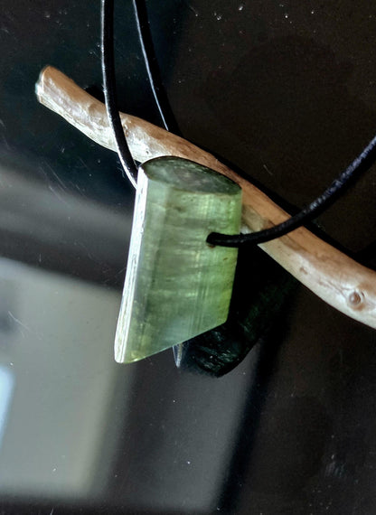 Grüner Turmalin Kristall Rohstein grün, Verdelith, mit zartem Wassermelonenkern Stäbchen, 27 x 15 x 14 mm, an verstellbarem Lederband