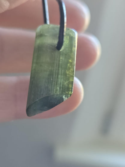 Grüner Turmalin Kristall Rohstein grün, Verdelith, mit zartem Wassermelonenkern Stäbchen, 27 x 15 x 14 mm, an verstellbarem Lederband