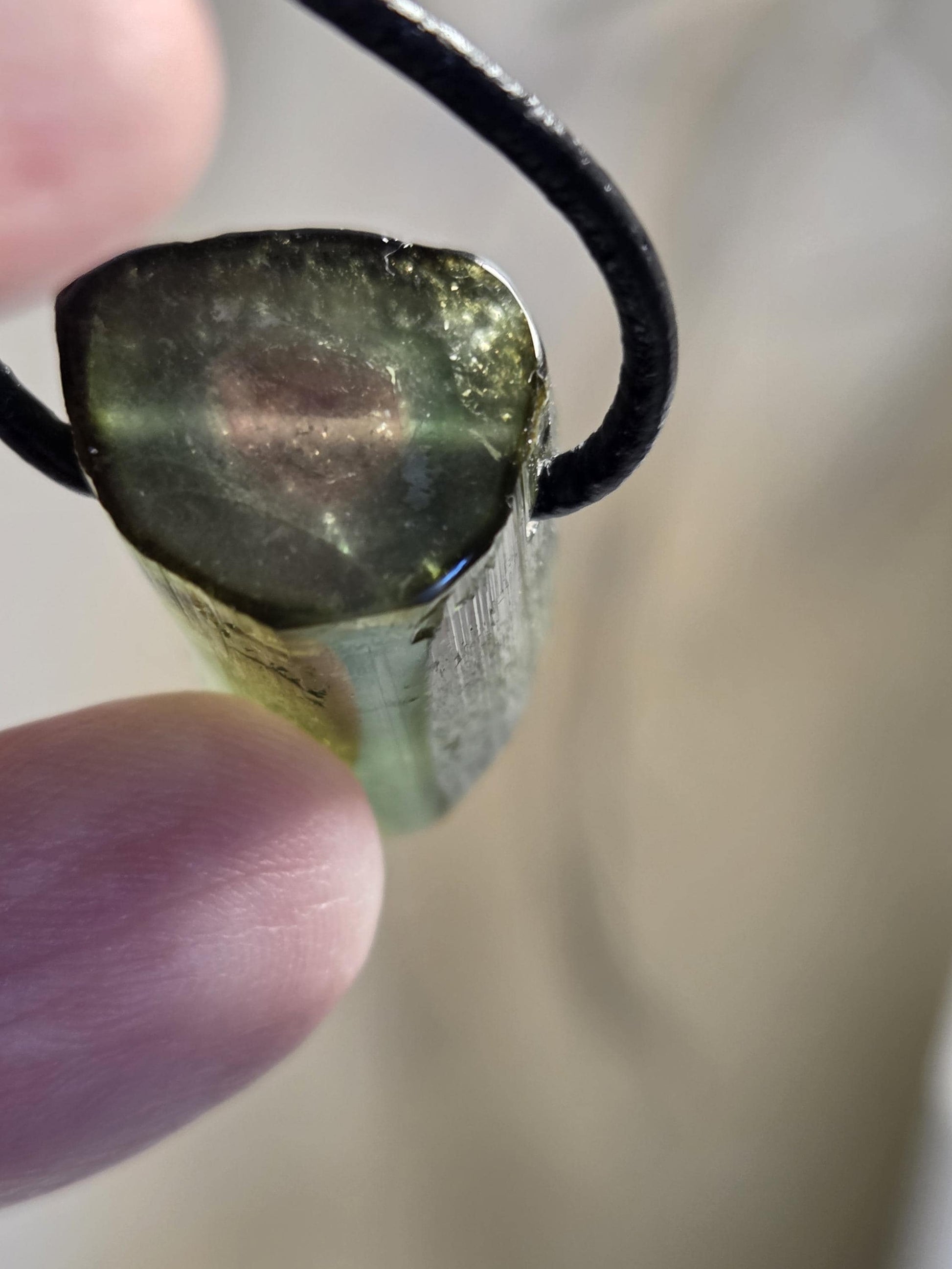 Grüner Turmalin Kristall Rohstein grün, Verdelith, mit zartem Wassermelonenkern Stäbchen, 27 x 15 x 14 mm, an verstellbarem Lederband