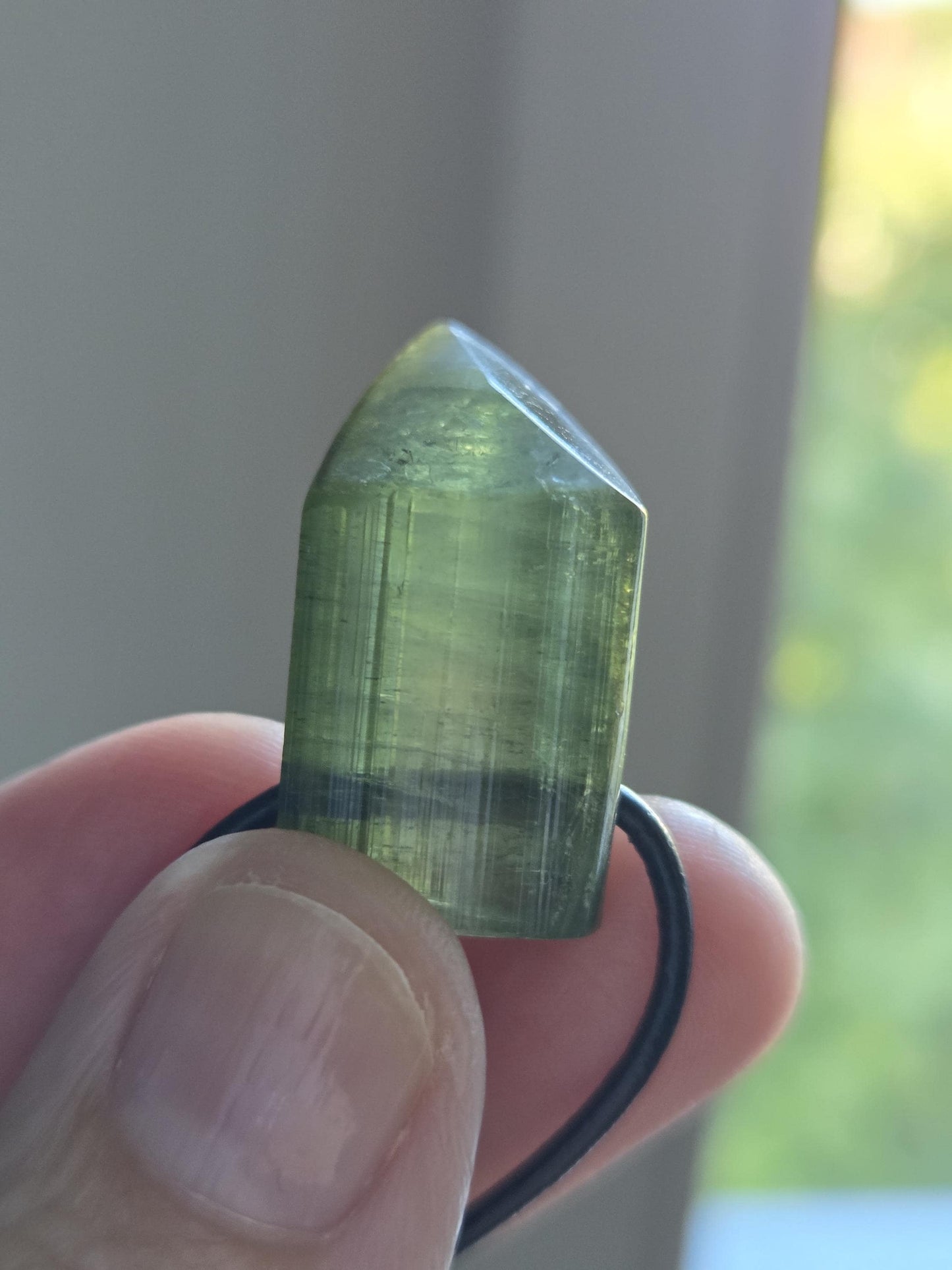 Grüner Turmalin Kristall Rohstein grün, Verdelith, mit zartem Wassermelonenkern Stäbchen, 27 x 15 x 14 mm, an verstellbarem Lederband