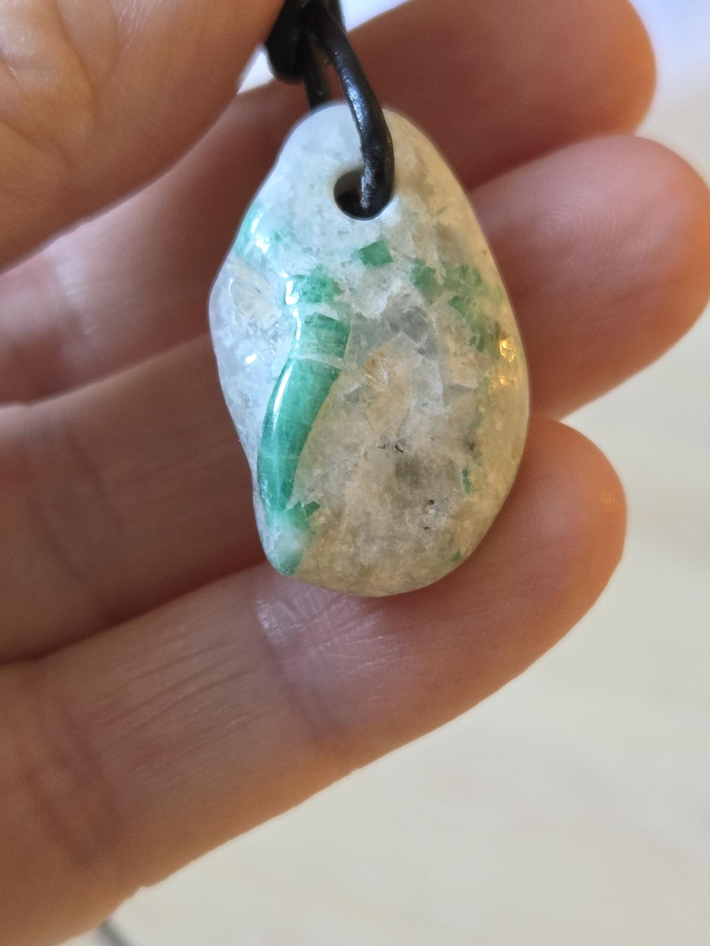 Smaragd in Quarz Muttergestein, Anhänger, 28 x 20 x 10 mm, gebohrt, an verstellbarem Lederband