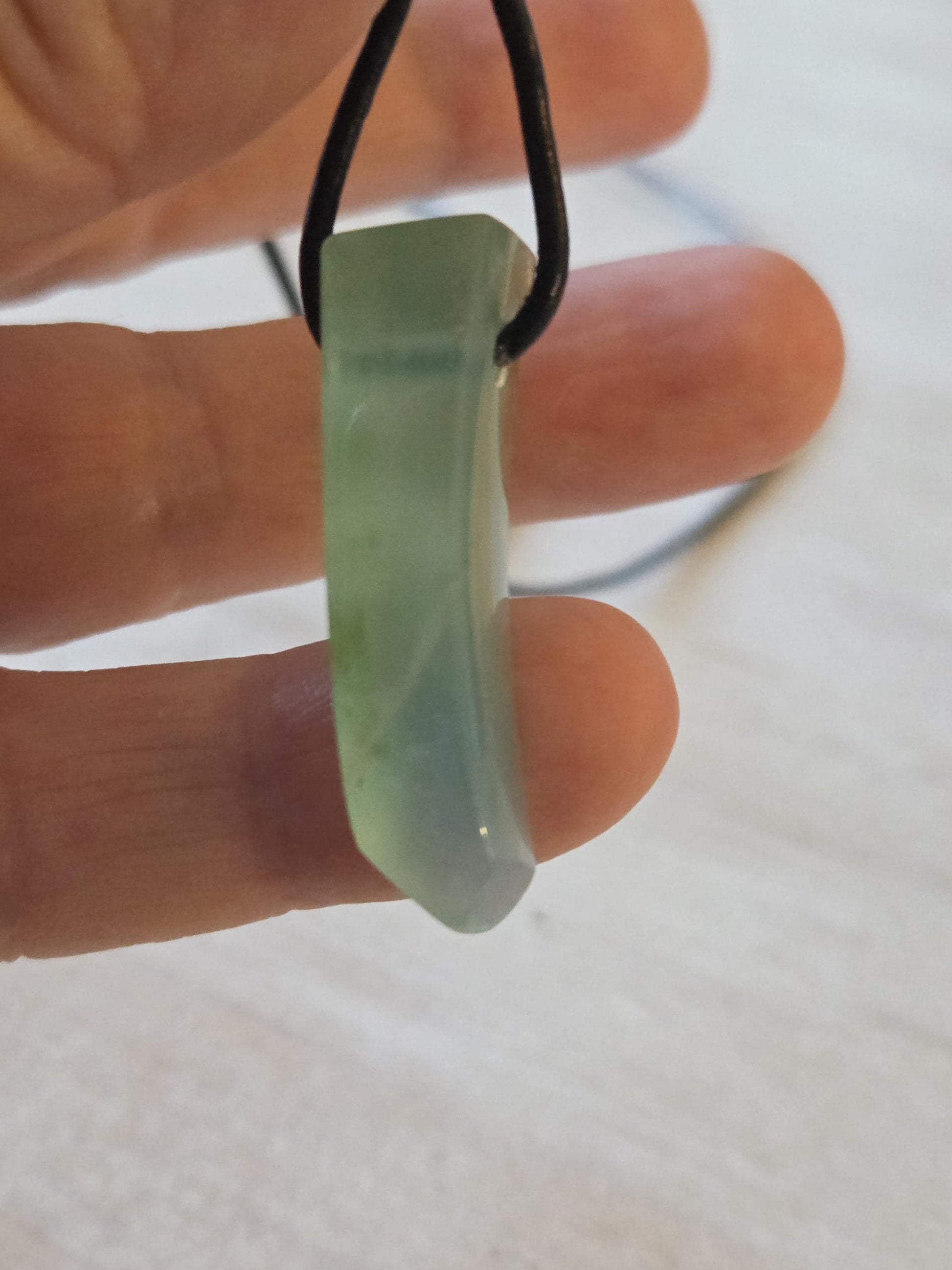 Seltener Andenopal blau Chrysopal hellblau türkis Anhänger, 36 x 10 x 10 mm, gebohrt, an verstellbarem Lederband