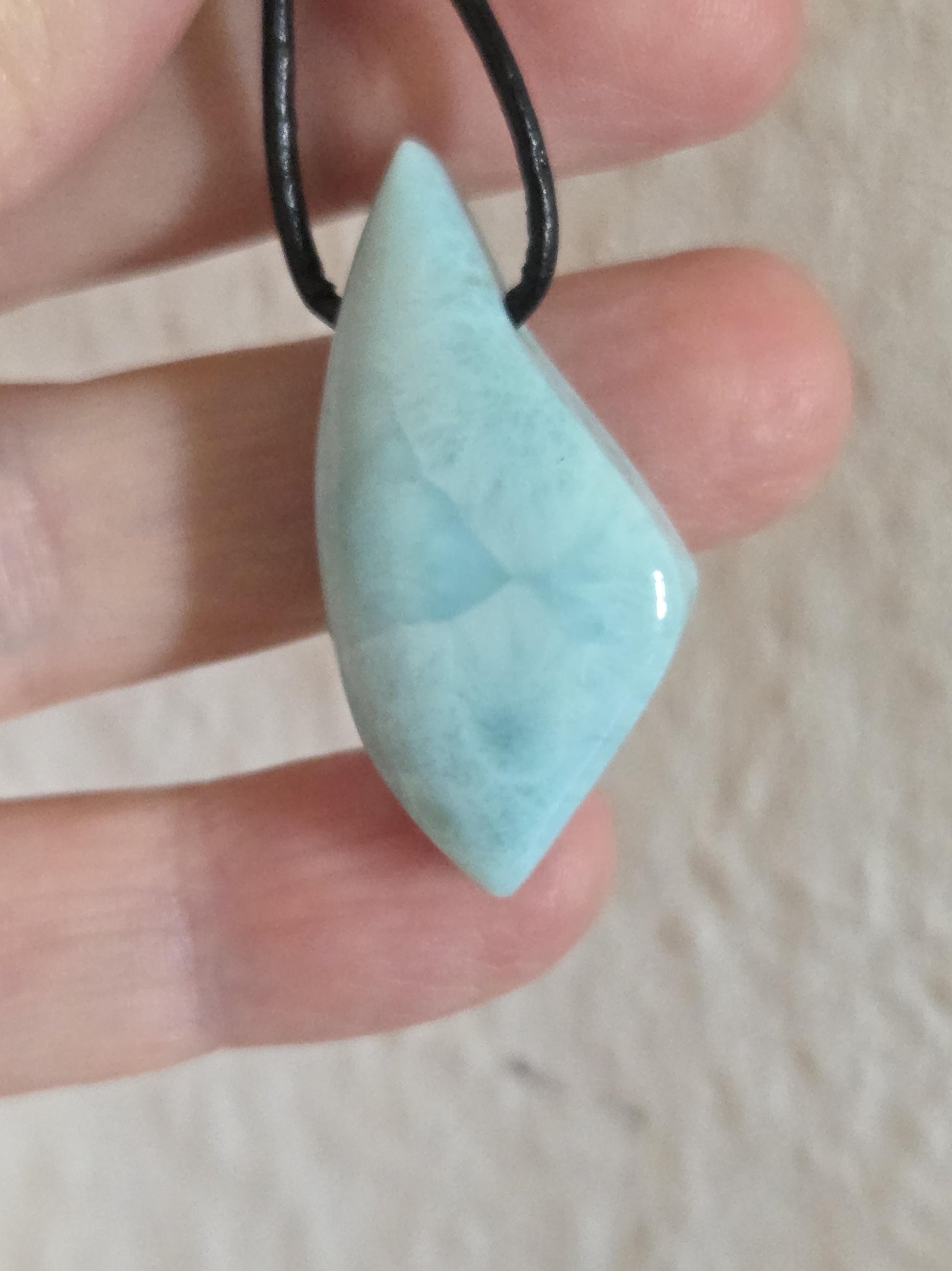 Hübscher Larimar, Stein aus Atlantis, Anhänger, 38 x 18 x 8 mm, gebohrt, Larimar Anhänger, Larimar am Lederband 7,97 g, 39,85 ct.
