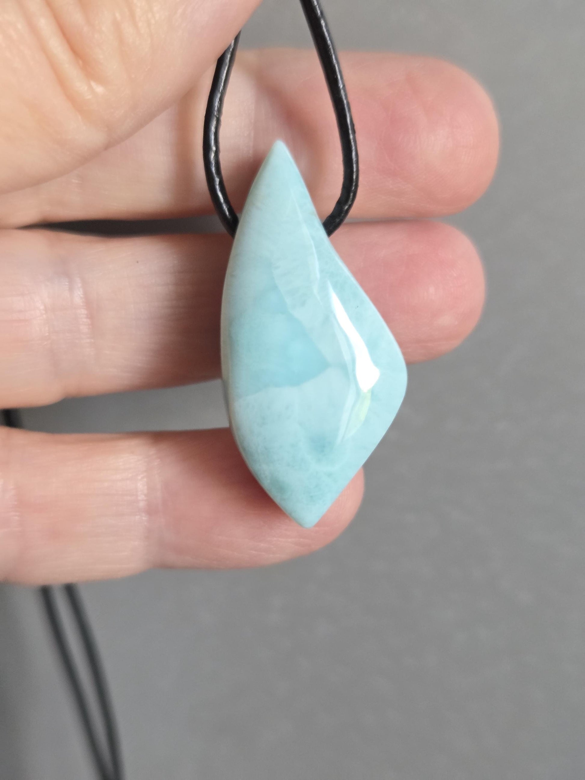 Hübscher Larimar, Stein aus Atlantis, Anhänger, 38 x 18 x 8 mm, gebohrt, Larimar Anhänger, Larimar am Lederband 7,97 g, 39,85 ct.