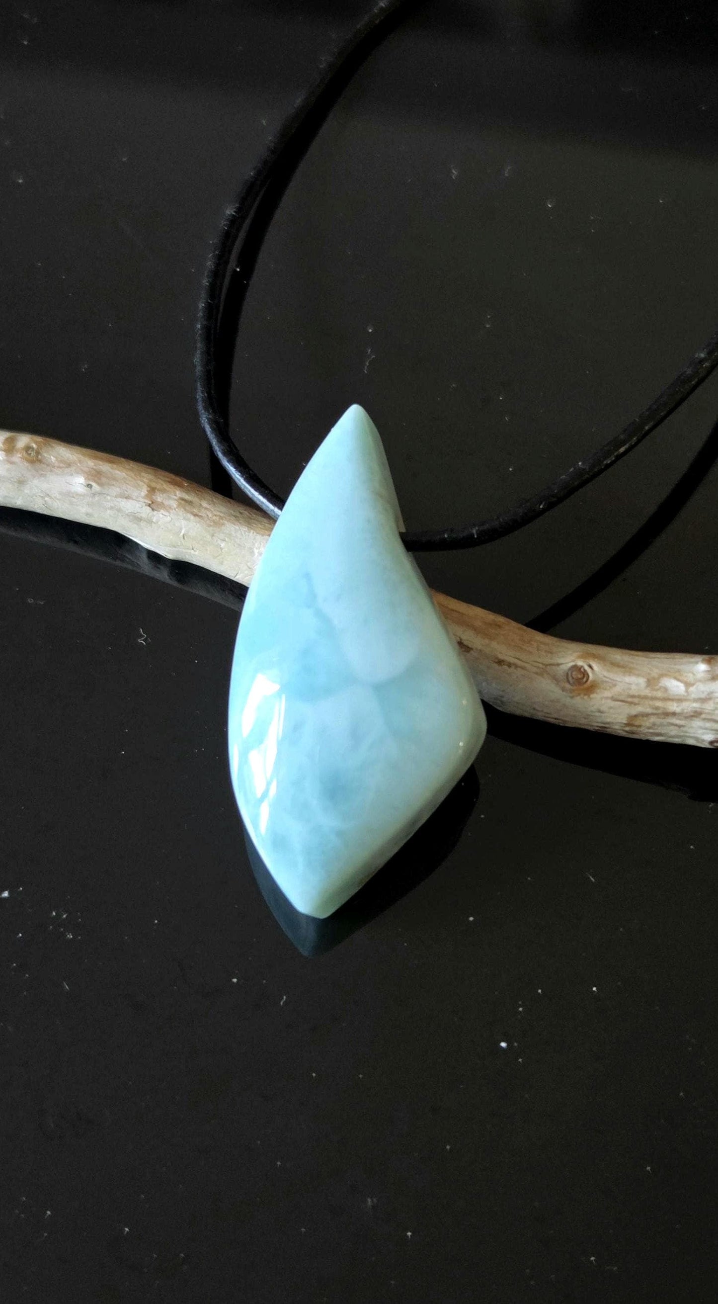Hübscher Larimar, Stein aus Atlantis, Anhänger, 38 x 18 x 8 mm, gebohrt, Larimar Anhänger, Larimar am Lederband 7,97 g, 39,85 ct.