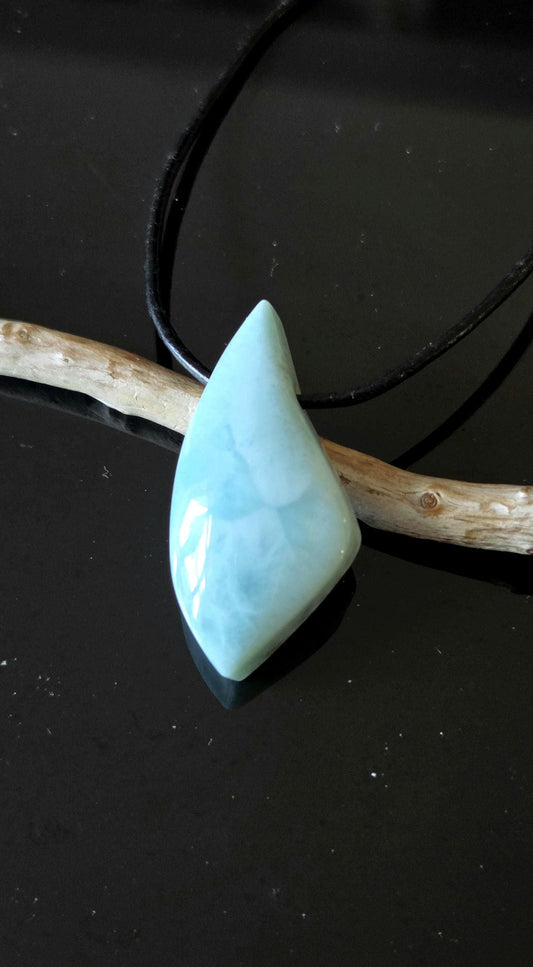 Hübscher Larimar, Stein aus Atlantis, Anhänger, 38 x 18 x 8 mm, gebohrt, Larimar Anhänger, Larimar am Lederband 7,97 g, 39,85 ct.