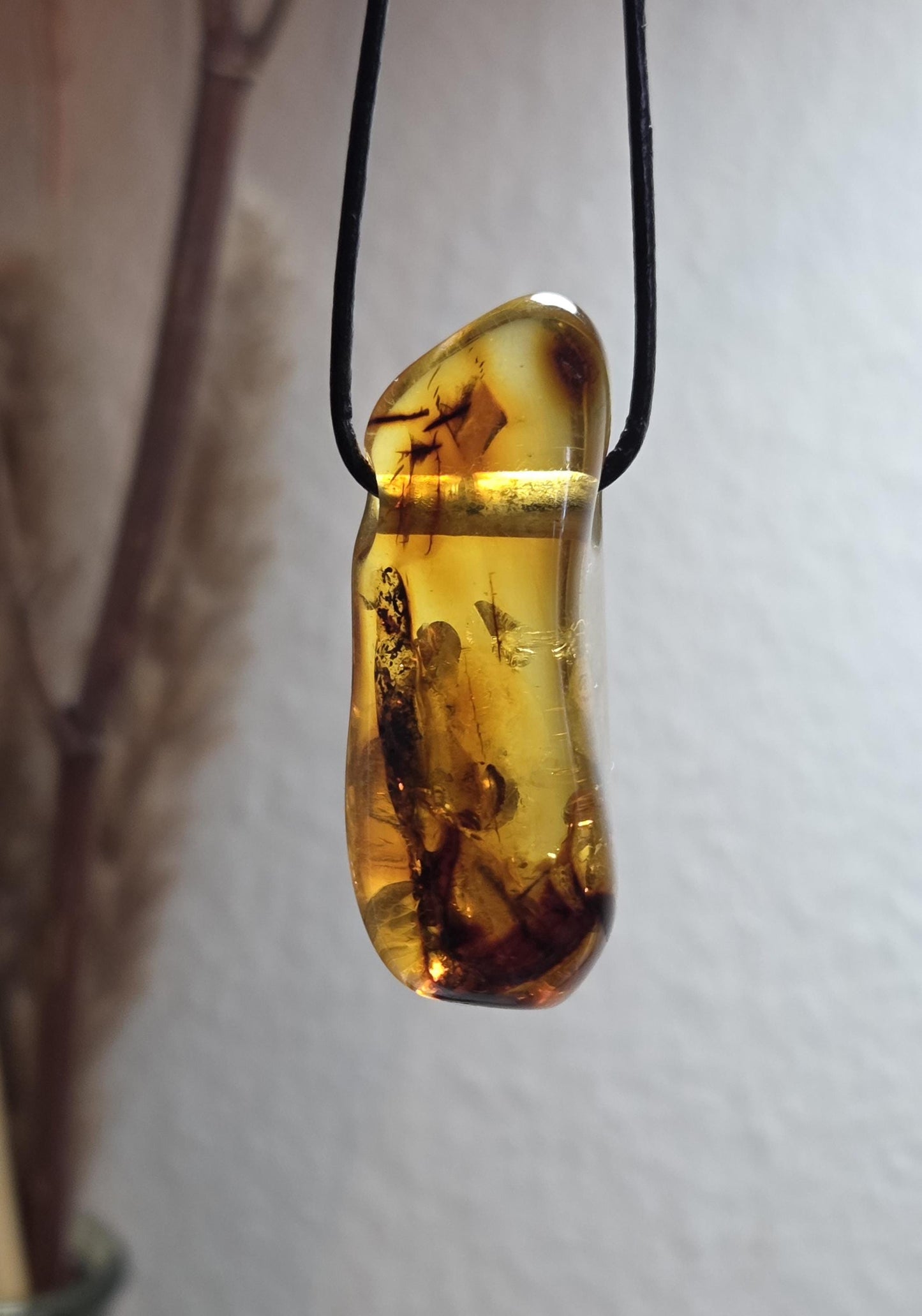 Großer baltischer Bernstein Anhänger, mit Einschlüssen, Amulett, Amber pendant, 54 x 20 x 18 mm, an verstellbarem Lederband