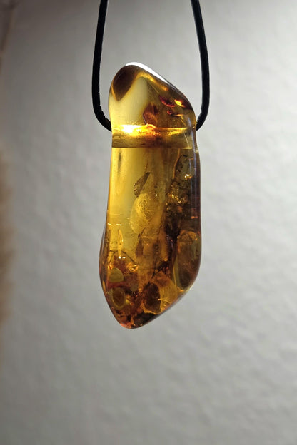Großer baltischer Bernstein Anhänger, mit Einschlüssen, Amulett, Amber pendant, 54 x 20 x 18 mm, an verstellbarem Lederband