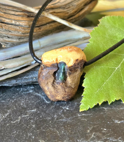 Baumperlen Anhänger der Buche mit Turmalin grün, Verdelith, Holz Anhänger mit Edelstein, 23 x 21 x 13 mm, an Lederband