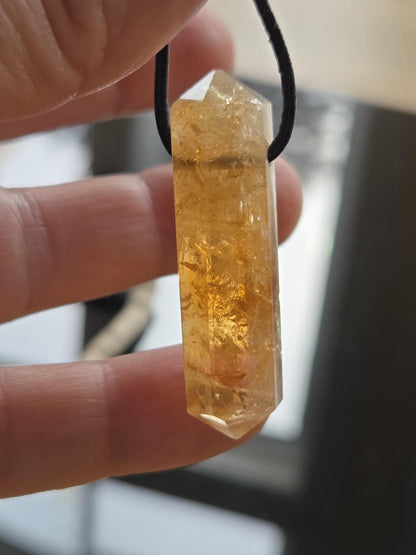 Citrin Kristall Spitze, Doppelender, golden healer, Anhänger, 43 x 12 x 12 mm, gebohrt, an verstellbarem Lederband