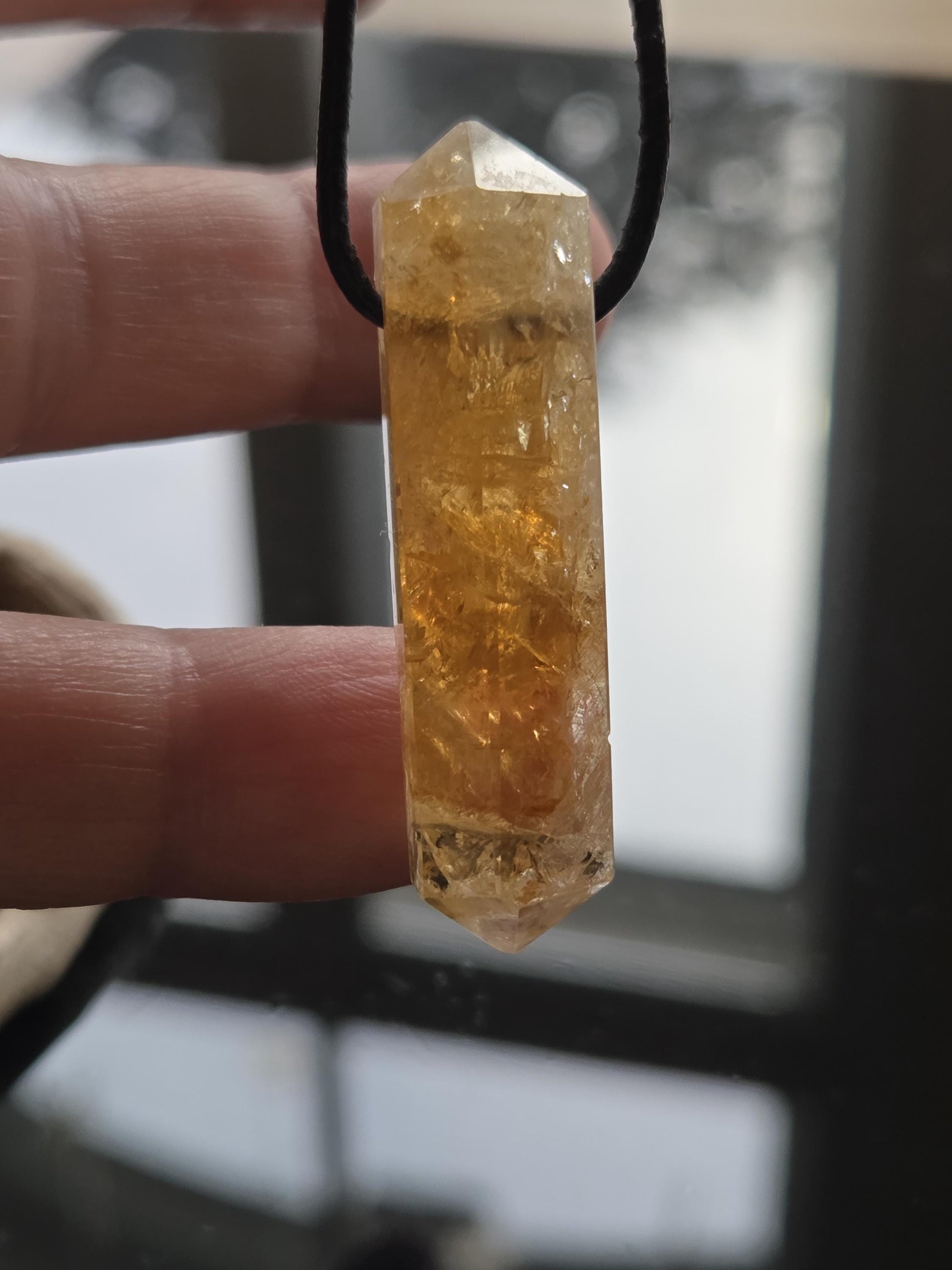 Citrin Kristall Spitze, Doppelender, golden healer, Anhänger, 43 x 12 x 12 mm, gebohrt, an verstellbarem Lederband