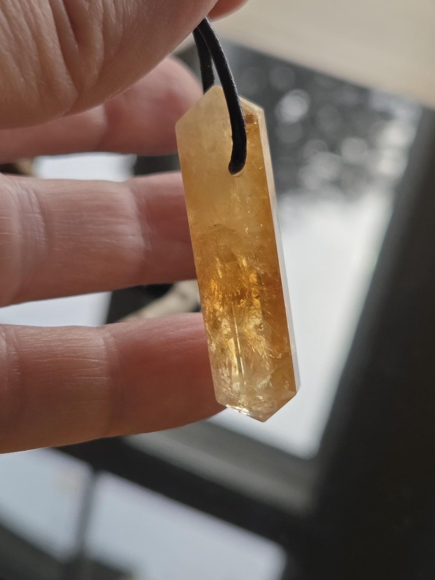 Citrin Kristall Spitze, Doppelender, golden healer, Anhänger, 43 x 12 x 12 mm, gebohrt, an verstellbarem Lederband