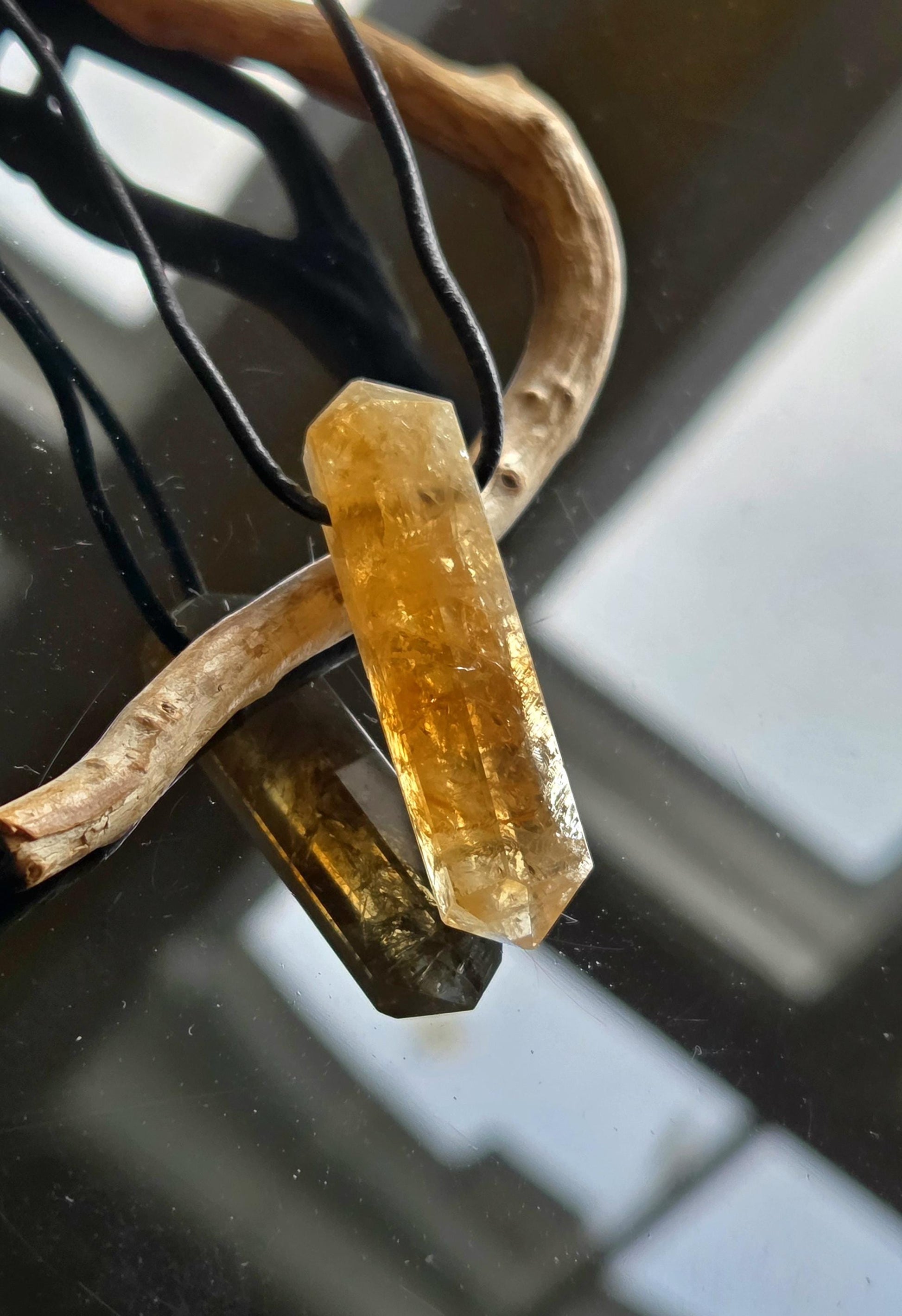 Citrin Kristall Spitze, Doppelender, golden healer, Anhänger, 43 x 12 x 12 mm, gebohrt, an verstellbarem Lederband
